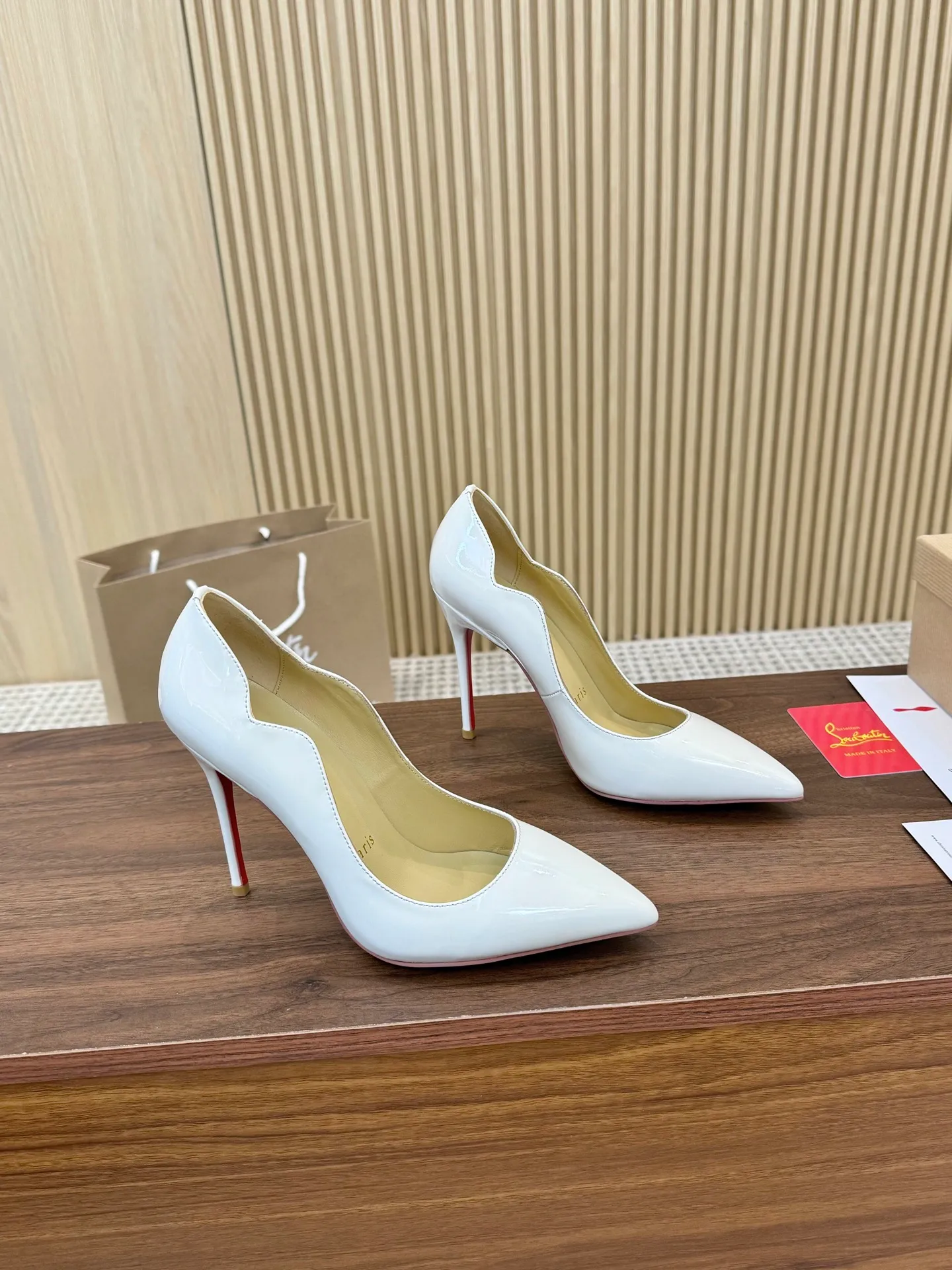 👟👟Ex-factory price 440👟👟 Genuine leather sole +40 shipped all year round 💝Christian Louboutin CL👠 "Imported cow patent leather💎 series" noble and luxurious, real blingbling✨ real materials, all customized by the pattern maker, and the materials are made of original customized materials, achieving the taste of the original 5 color options💍 Upper: Imported 👉Cow patent leather💪 Lining: Sheepskin foot pad/lining Size: 34-40.41.42 Heel height: 10.5cm and 8.5cm two options Leather sole Rubber sole